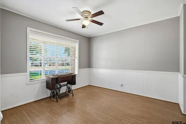 216 Helen Dr, Lindale, TX 75771