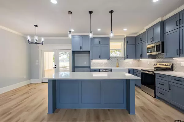 1003 Karen Dr, Lindale, TX 75771