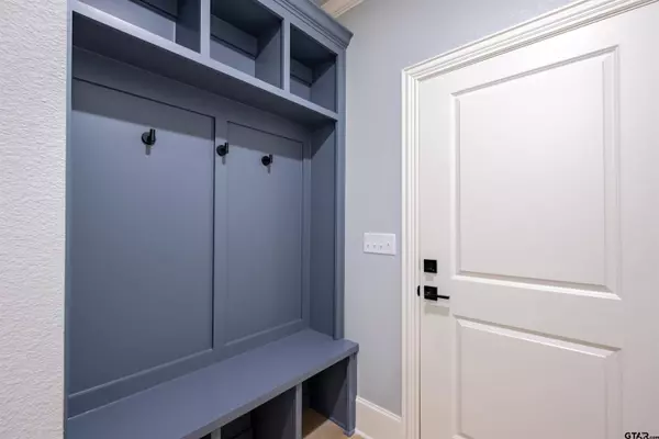 1003 Karen Dr, Lindale, TX 75771