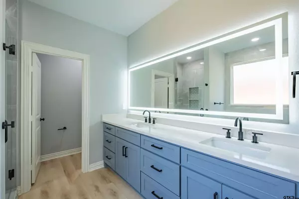 1003 Karen Dr, Lindale, TX 75771