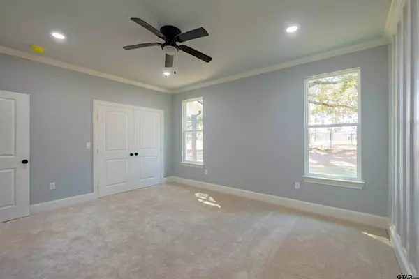 1003 Karen Dr, Lindale, TX 75771