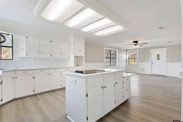 411 N College St, Lindale, TX 75771