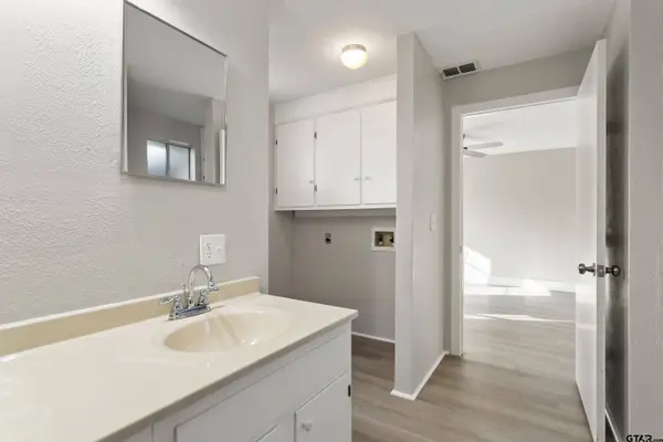 411 N College St, Lindale, TX 75771