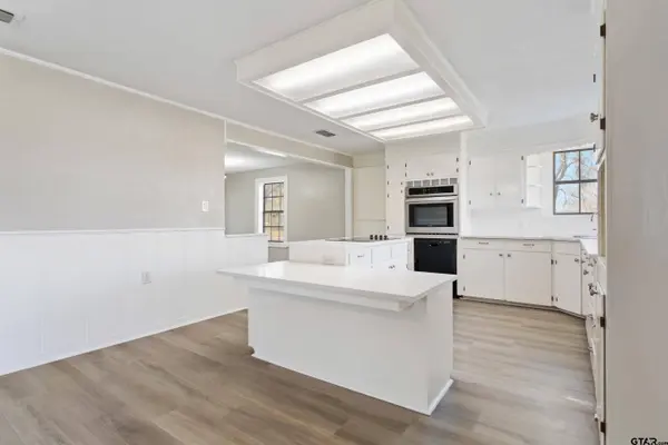 411 N College St, Lindale, TX 75771