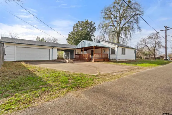 411 N College St, Lindale, TX 75771