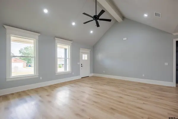 1003 Karen Dr, Lindale, TX 75771