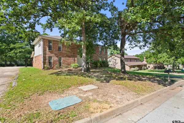 2302/2304 Aberdeen Dr, Tyler, TX 75703