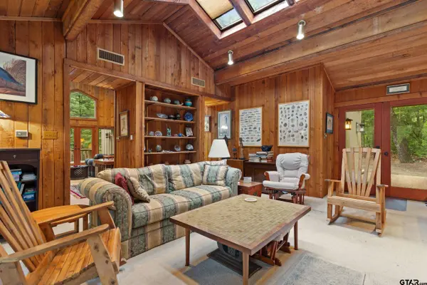 297 Bobwhite Ln, Holly Lake Ranch, TX 75765