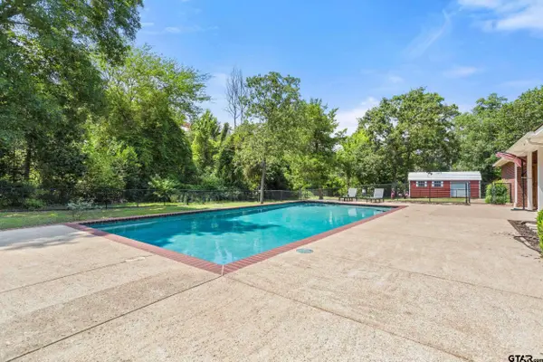 17681 Huckleberry Cir, Lindale, TX 75771