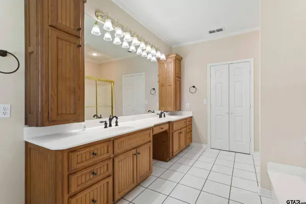 17681 Huckleberry Cir, Lindale, TX 75771