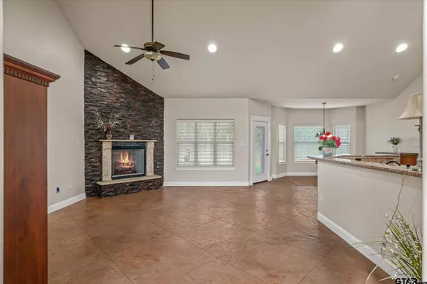 725 White Bear Trail, Lindale, TX 75771