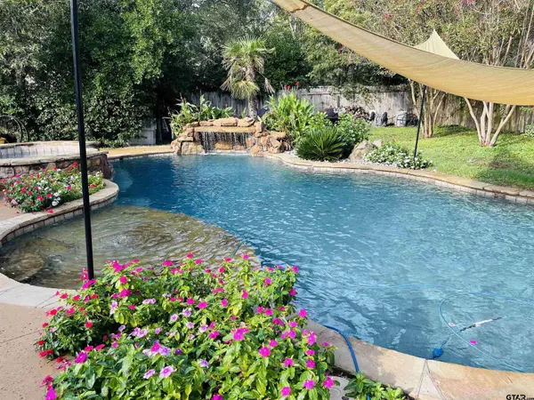 16687 Meadow Crest, Lindale, TX 75771