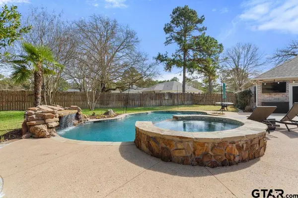 16687 Meadow Crest, Lindale, TX 75771