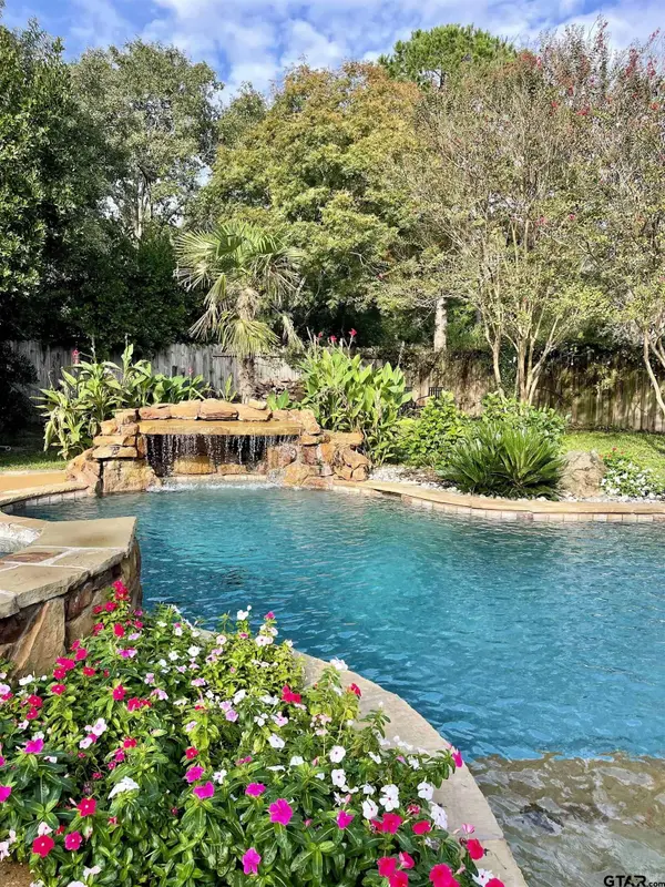 16687 Meadow Crest, Lindale, TX 75771