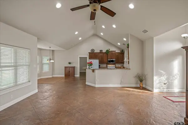 725 White Bear Trail, Lindale, TX 75771