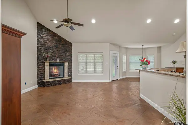 725 White Bear Trail, Lindale, TX 75771