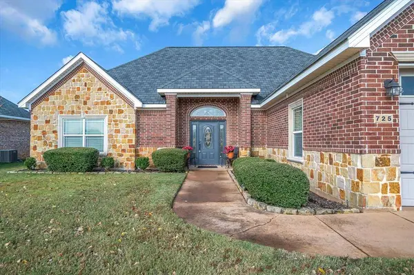 725 White Bear Trail Trail, Lindale, TX 75771