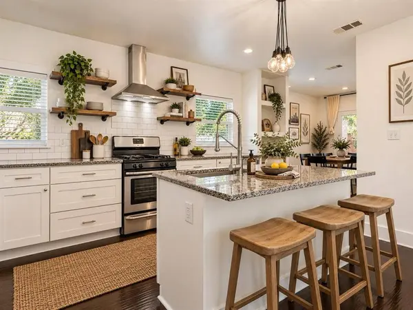 914 Westmount Avenue, Dallas, TX 75211