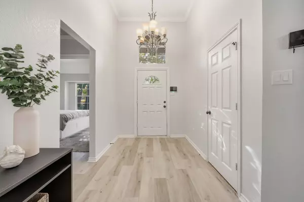 1617 Arbor Ridge Dr, Fort Worth, TX 76112-4621