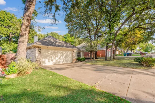 1617 Arbor Ridge Dr, Fort Worth, TX 76112-4621