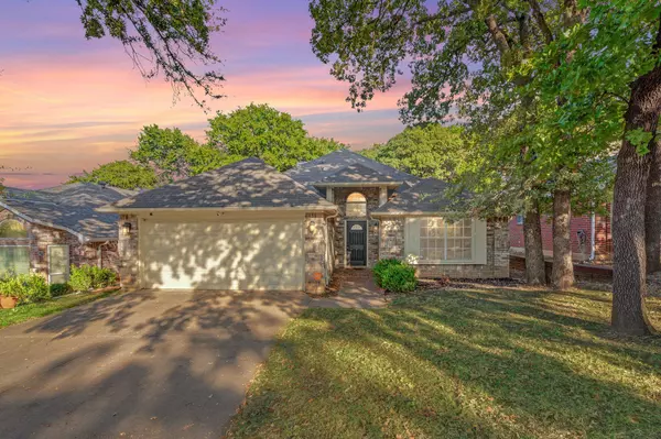 1617 Arbor Ridge Dr, Fort Worth, TX 76112-4621
