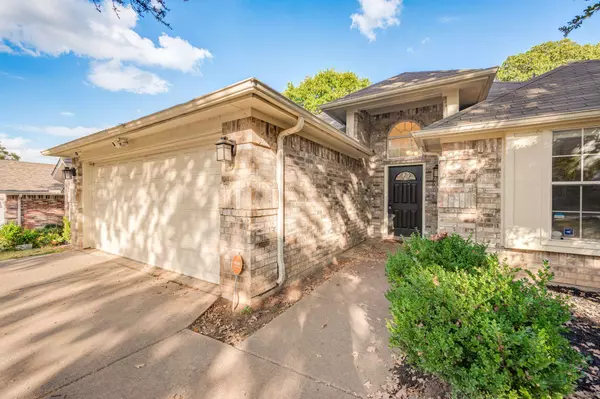 1617 Arbor Ridge Dr, Fort Worth, TX 76112-4621