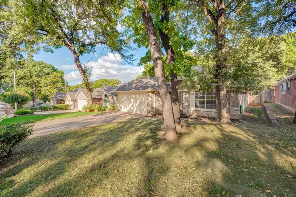 1617 Arbor Ridge Dr, Fort Worth, TX 76112-4621