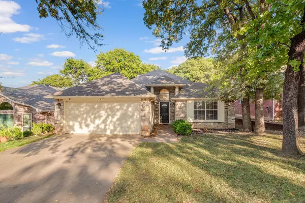 1617 Arbor Ridge Dr, Fort Worth, TX 76112-4621