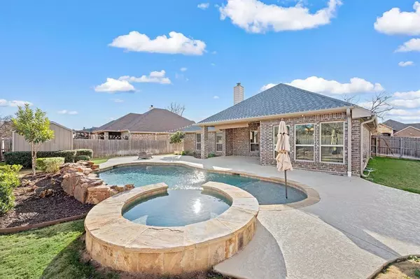 1039 Cydnie Street, Kennedale, TX 76060