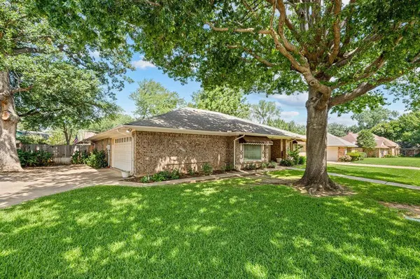 4321 Waycross Drive, Arlington, TX 76016