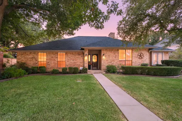 5709 Glacier Lake Dr, Arlington, TX 76013-5223