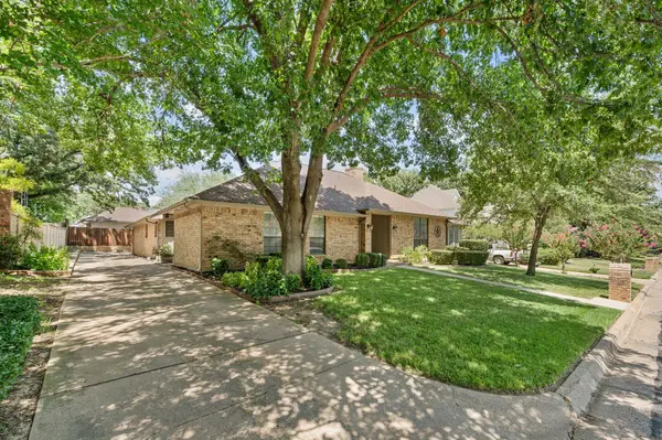 5709 Glacier Lake Dr, Arlington, TX 76013-5223