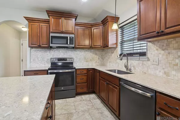 9277 Yellowfin Dr, Denham Springs, LA 70726