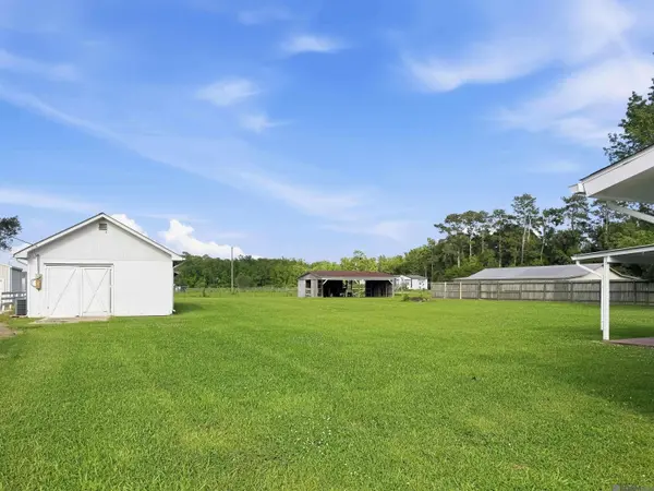 12725 Arnold Rd, Walker, LA 70785