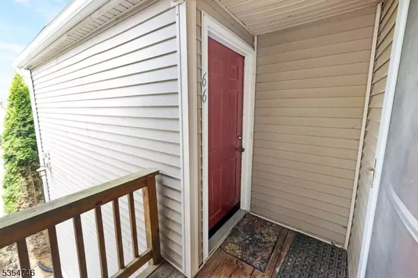 66 Falcon Ridge Way N, Hamburg Boro, NJ 07419