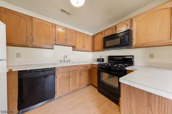 66 Falcon Ridge Way N, Hamburg Boro, NJ 07419