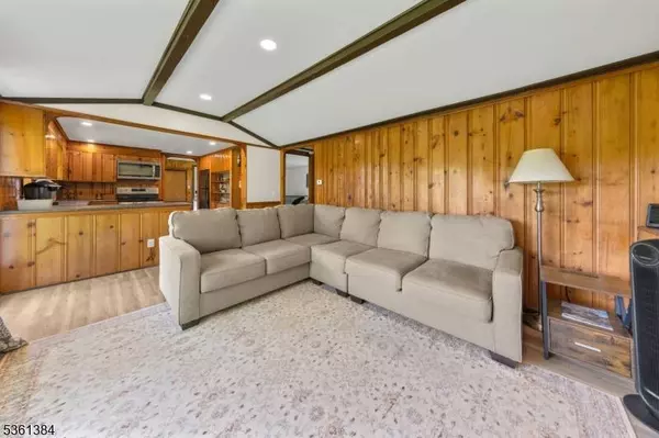 31 Plaza Dr, Hampton Twp., NJ 07860