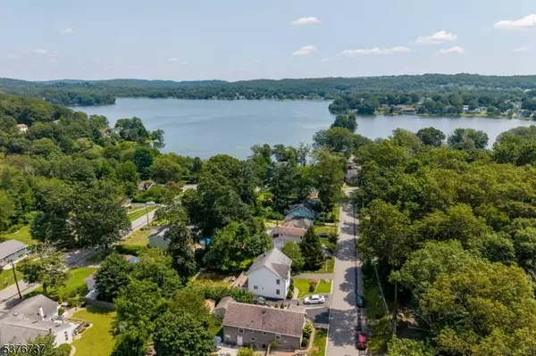 15 Hill Rd, Stanhope Boro, NJ 07874