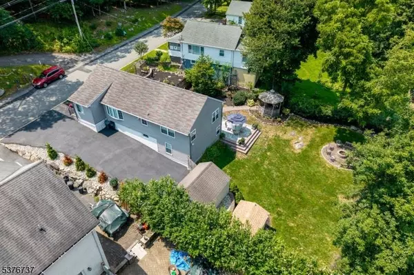 15 Hill Rd, Stanhope Boro, NJ 07874