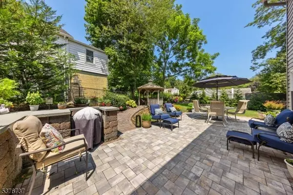 15 Hill Rd, Stanhope Boro, NJ 07874