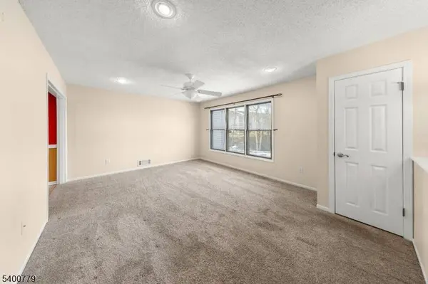 54 Burlington Ct, Hamburg Boro, NJ 07419