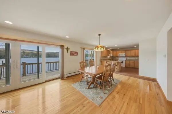 14 E Shore Dr, Hampton Twp., NJ 07860