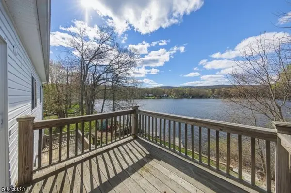 14 E Shore Dr, Hampton Twp., NJ 07860