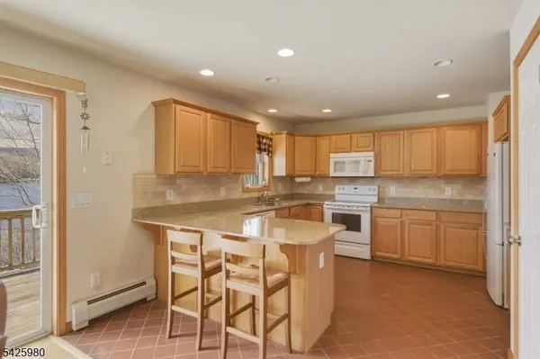 14 E Shore Dr, Hampton Twp., NJ 07860