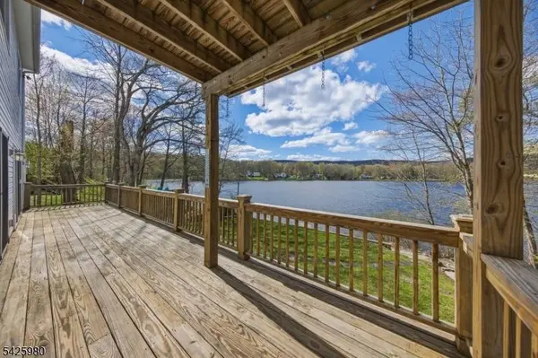 14 E Shore Dr, Hampton Twp., NJ 07860