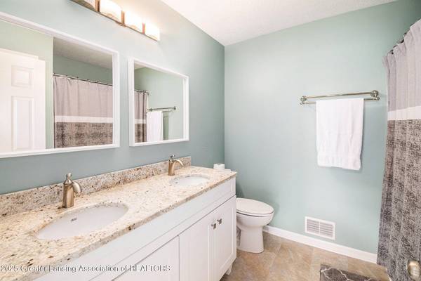 1015 Randy LN, St. Johns, MI 48879