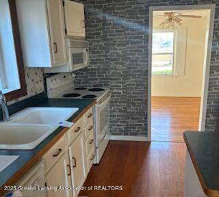 1221 Pershing DR, Lansing, MI 48910