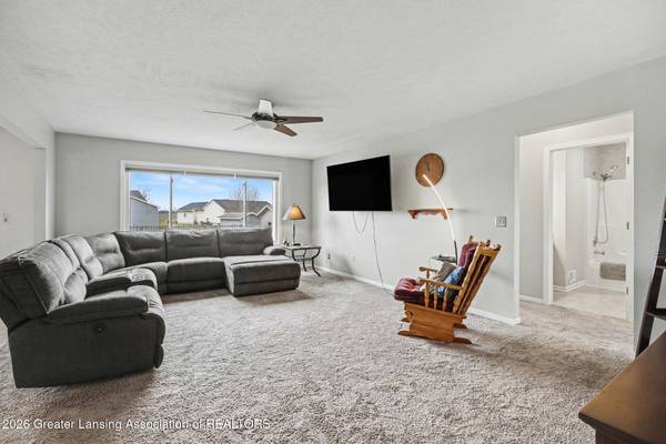 1103 Kelcrasta DR, St. Johns, MI 48879