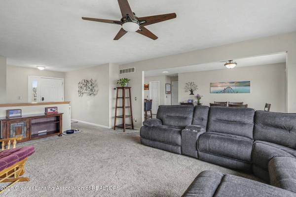 1103 Kelcrasta DR, St. Johns, MI 48879