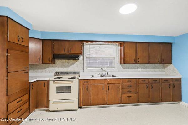209 S Emmons ST, St. Johns, MI 48879